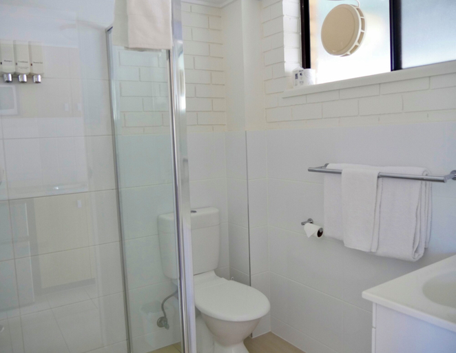 Bathroom 4, Tannum on the Beach Motel, Calliope - Pt A