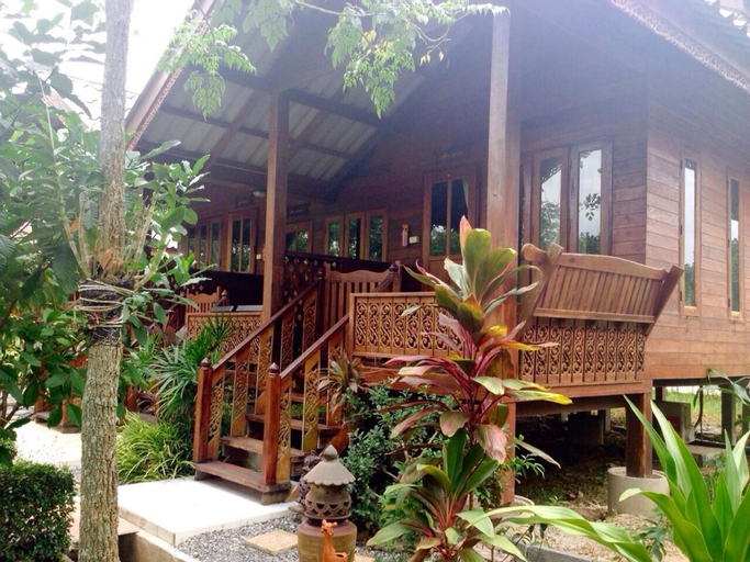 Exterior 4