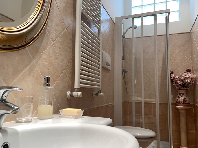 Bathroom 5, San Prospero Suite, Siena