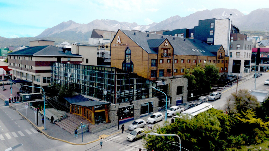 Exterior & Views