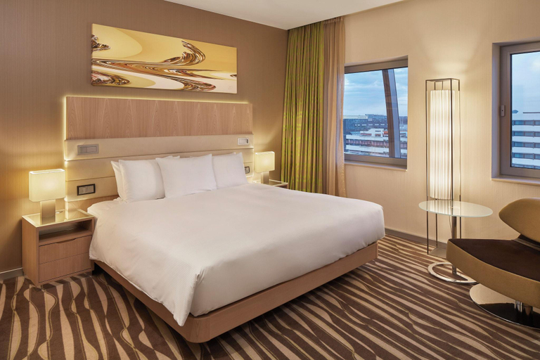 Bedroom 3, Hilton Frankfurt Airport, Frankfurt am Main