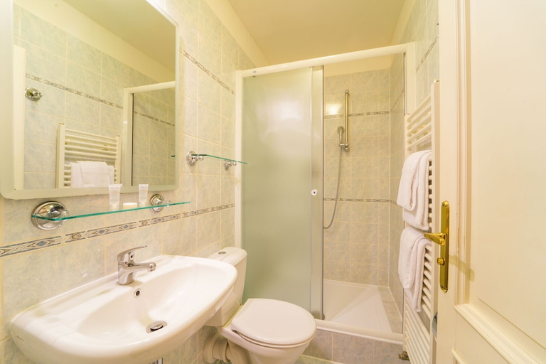 Bathroom 3, Hotel St George - Czech Leading Hotels, Praha 2