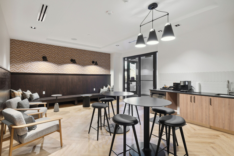 Food & Drinks 5, Frontgate by EWH, Eagle