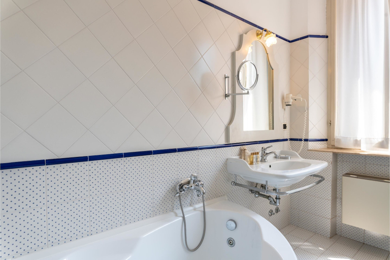 Bathroom 5, Phi Hotel Canalgrande, Modena