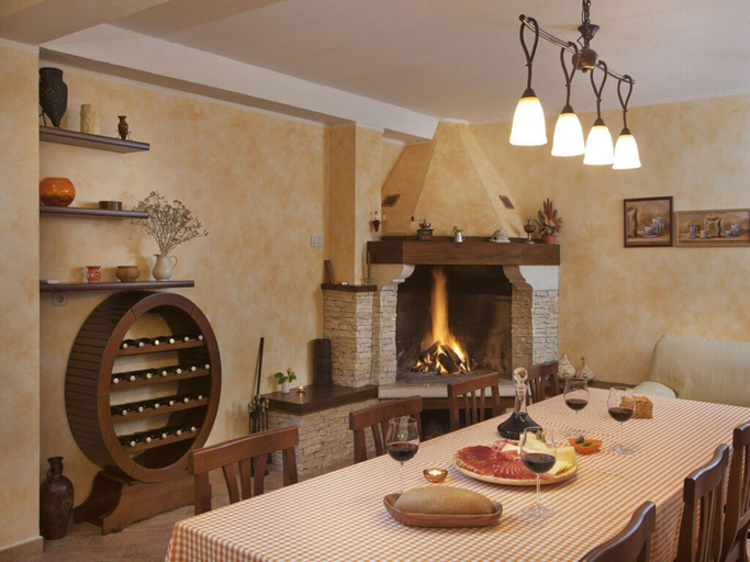 Dining 3, Diora - Thuis & Spa, Karojba