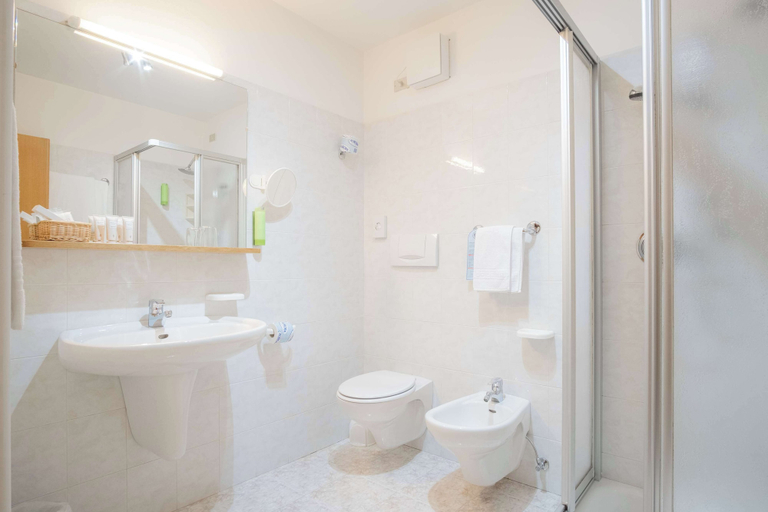 Bathroom 5, Hotel Cima Rosetta, WorldHotels Distinctive, Trento