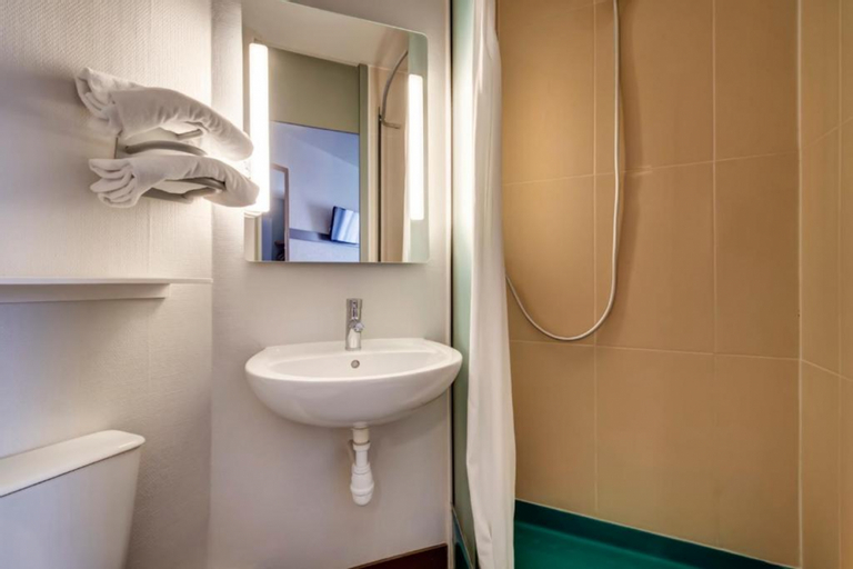 Bathroom 4, B&B HOTEL Annecy Argonay, Haute-Savoie