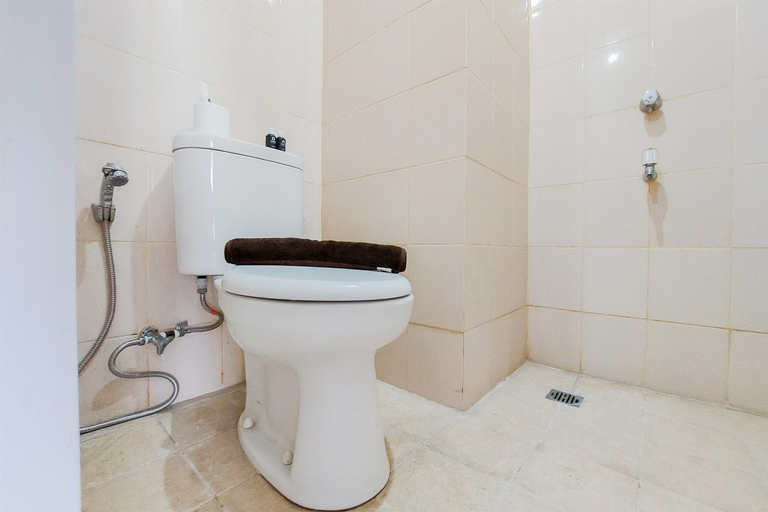 Bathroom 5, Good Choice and Tidy Studio Serpong Greenview Apartment By Travelio, South Tangerang