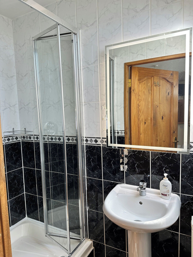 Bathroom 3, Malahide Guest Rooms, Dublin