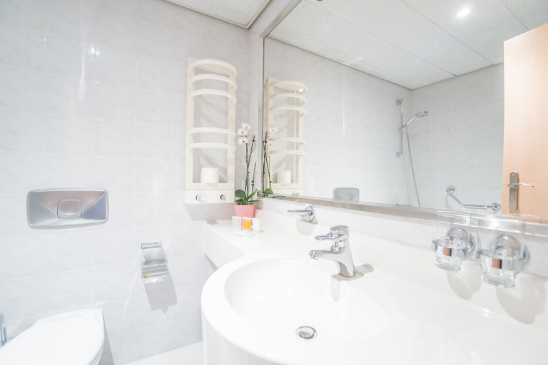 Bathroom 4, Cosmopolitan Bobycentrum - Czech Leading Hotels, Brno