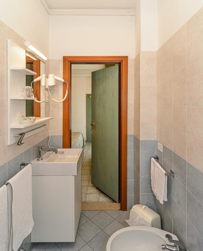Bathroom 4, Hotel Paris, Lucca