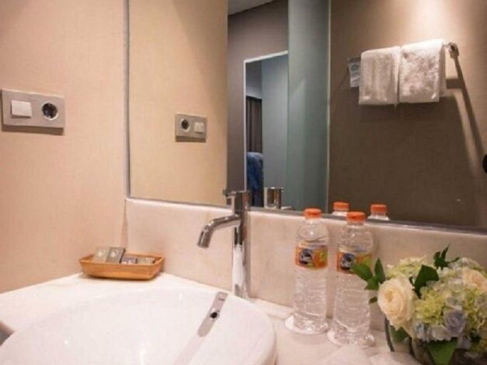 Bathroom 18