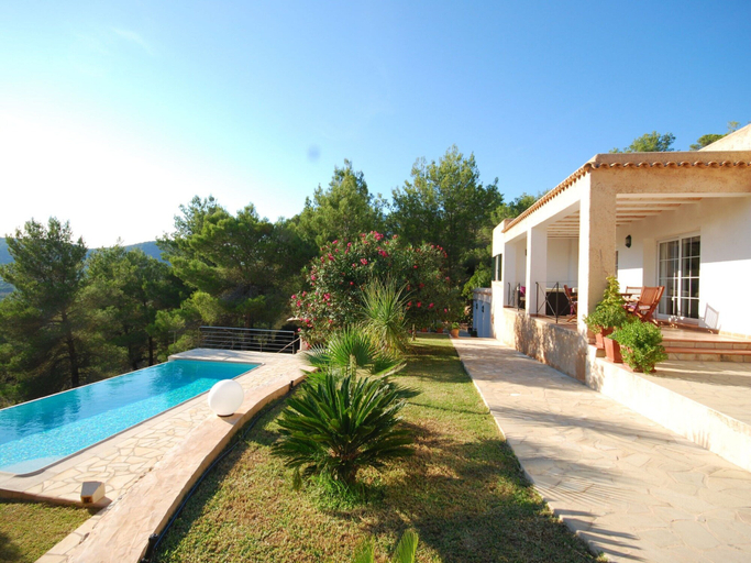 Garden 5, Detached Villa in Ibiza with Great Views of Hills & Hot Tub, Baleares