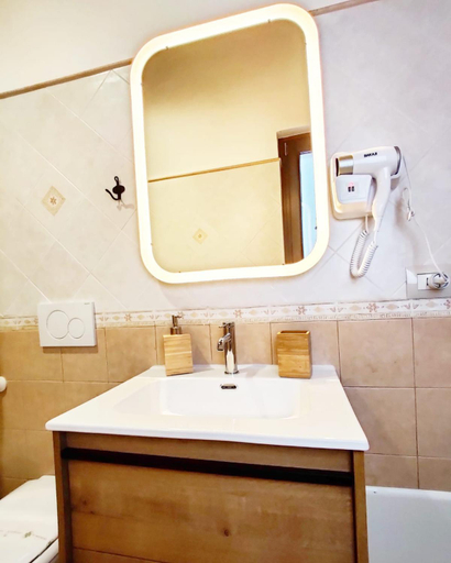 Bathroom 5, C'era una Volta Apartments, Bari