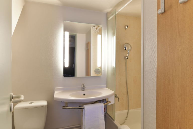 Bathroom 4, B&B Hotel Clermont Ferrand Le Brezet Aéroport, Puy-de-Dôme