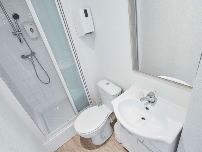 Bathroom 5, Premiere Classe Cergy Saint Christophe, Val-d'Oise
