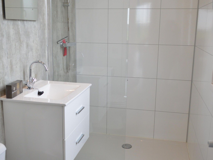 Bathroom, Holiday Home in Limburg With Outdoor Fireplace, Margraten