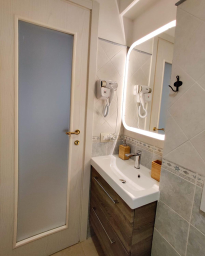 Bathroom 2, C'era una Volta Apartments, Bari