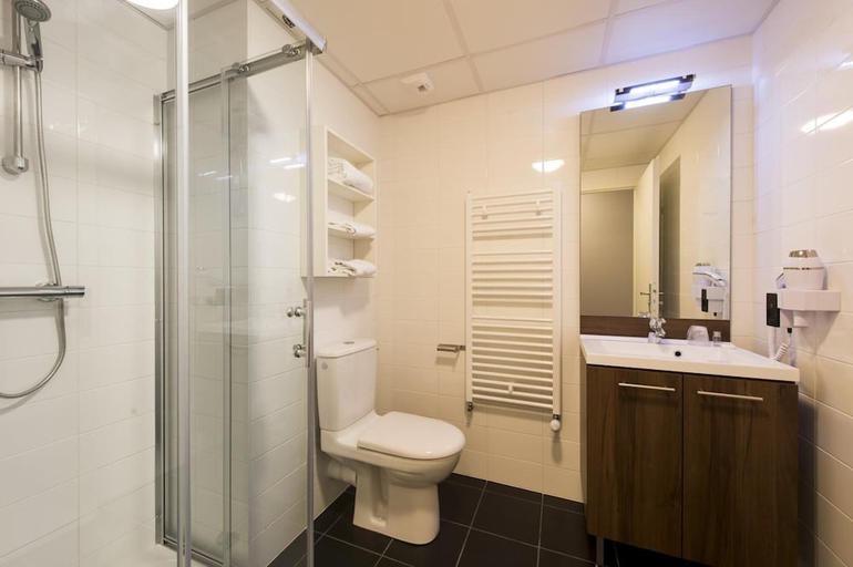 Bathroom 4, Adonis Dijon Maison Internationale, Côte-d'Or