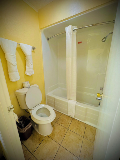 Bathroom 4, Alamo Inn, Johnson