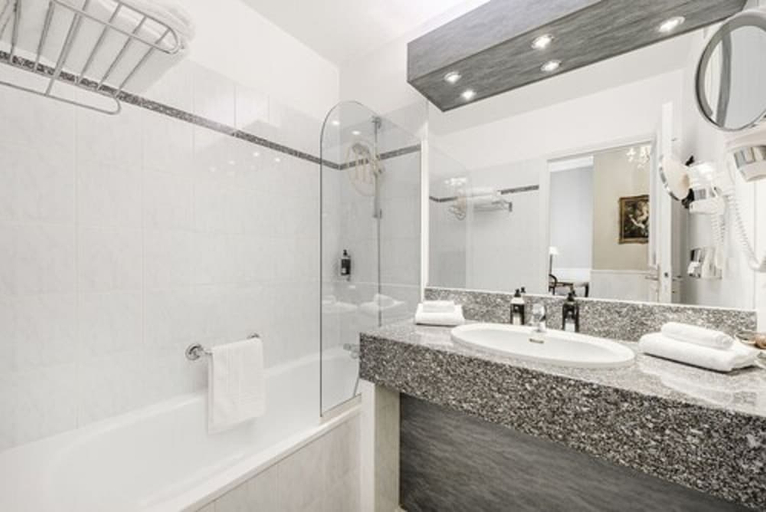 Bathroom 4, Najeti Hotel de la Poste, Côte-d'Or
