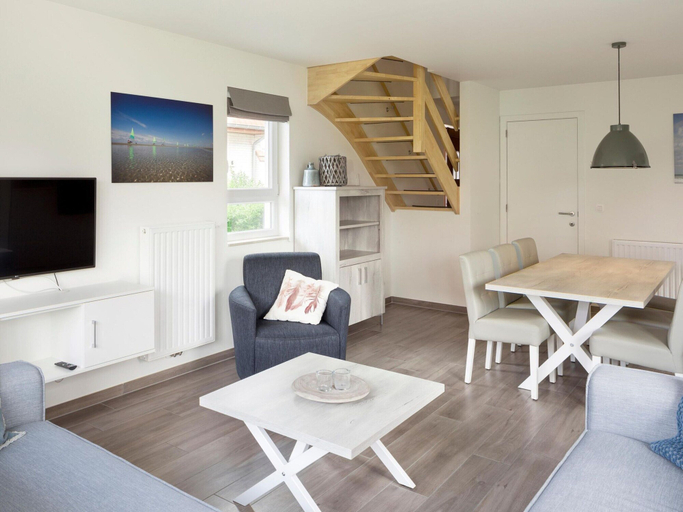 Dining 2, Villa, two Bathrooms and a Washing Machine, Near Ostend, West-Vlaanderen