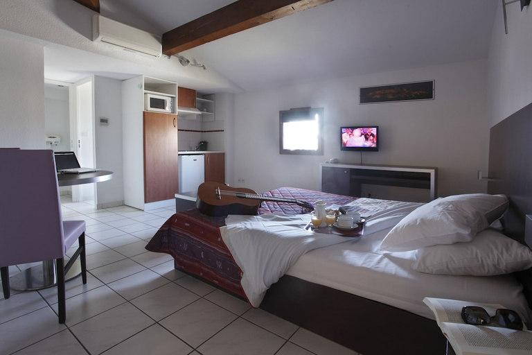 Bedroom 2, Adonis Carcassonne, Aude