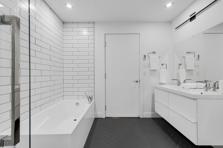 Bathroom 4, LiV MTL - Plaza, Montréal