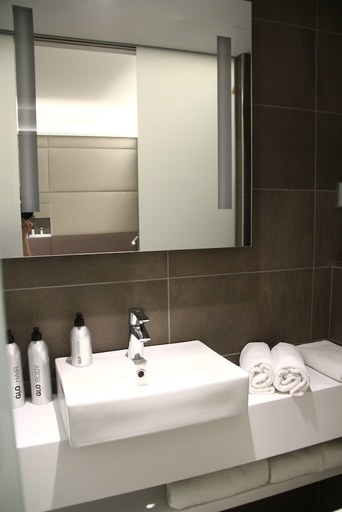 Bathroom 2, Comfort Hotel Xpress Helsinki Airport Terminal, Uusimaa