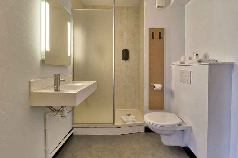 Bathroom 4, B&B HOTEL Bayonne Tarnos, Landes