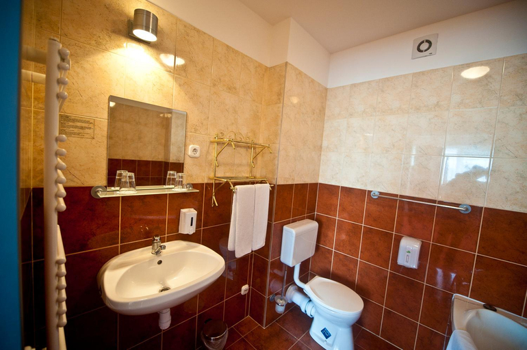 Bathroom 3, Canada Hotel Budapest, Budapesti