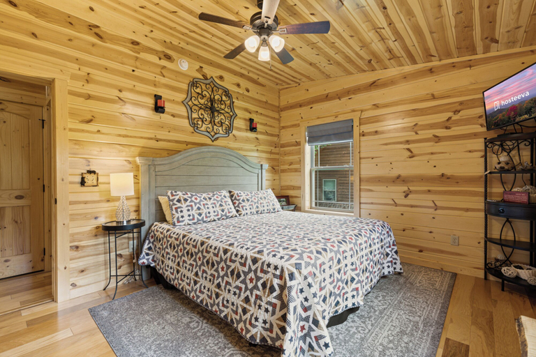 Bedroom 2, A Bearadise, Sevier