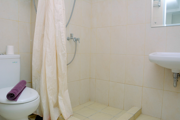 Bathroom 5, Fully Furnished with Comfortable Design Studio Springlake Summarecon Apartment By Travelio, Bekasi