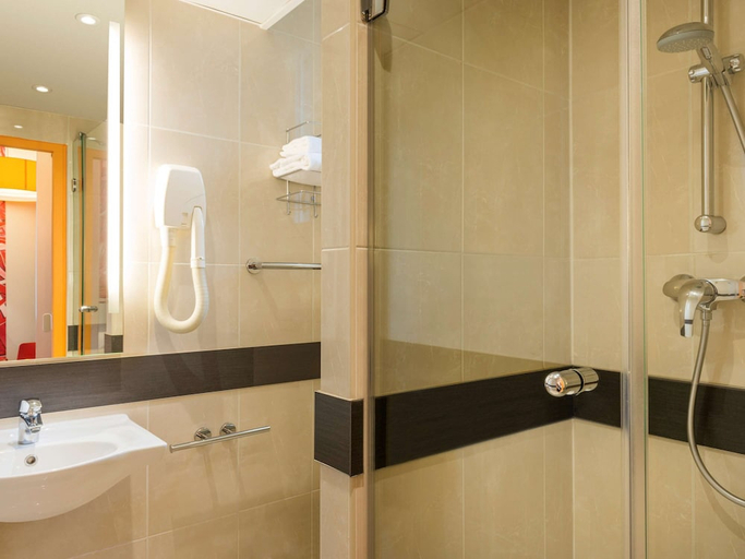 Bathroom 5, ibis Styles Paris La Defense Courbevoie, Hauts-de-Seine