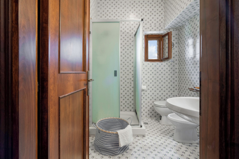 Bathroom 4, Casa Martina, Piazza Delle Erbe, San Gimignano, Siena