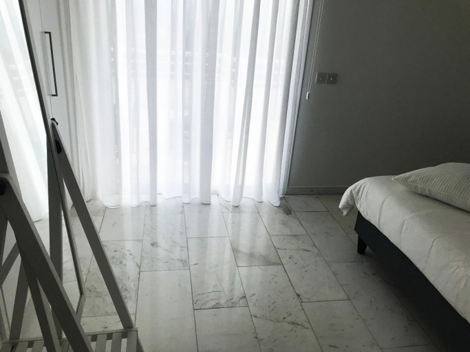 Others 5, Olosuites
