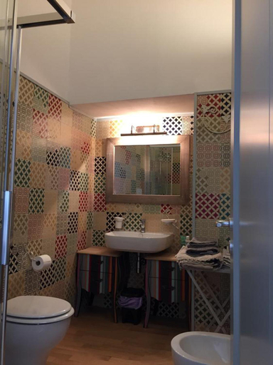 Bathroom 2, Palazzo Siena De Facendis, Bari