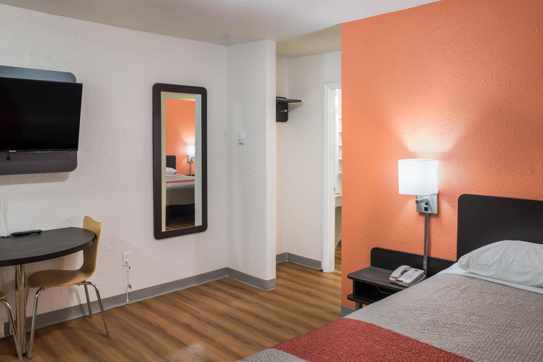 Bedroom, Motel 6 Fort St. John, BC, Peace River