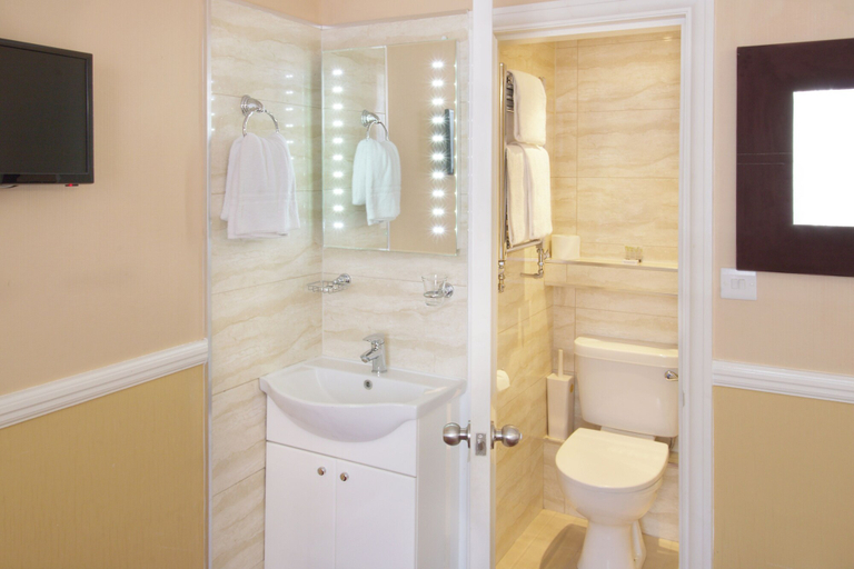 Bathroom 4, Balmoral House Hotel, London