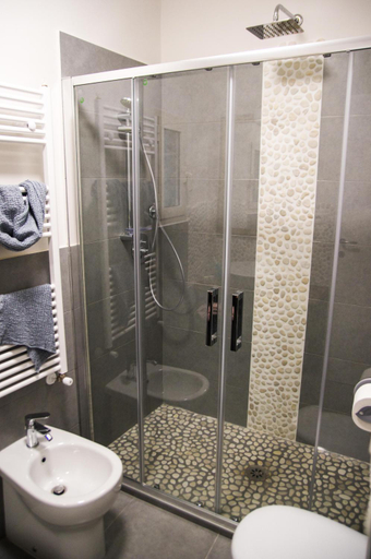 Bathroom 3, Il Gallo, Viterbo
