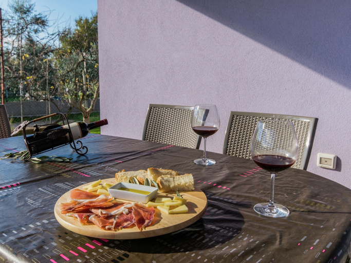 Food & Drinks, Comfortable Villa in Pula With Private Swimming Pool, Near the Beach, Pula