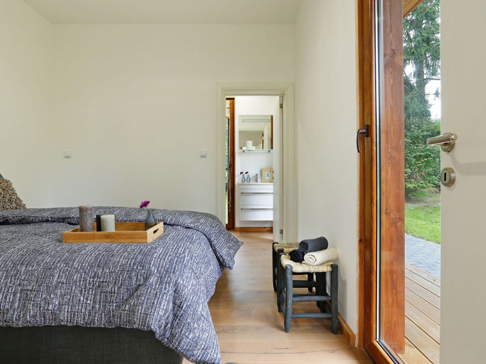 Room 2, Bright & Airy Forest Cabin, Wierden