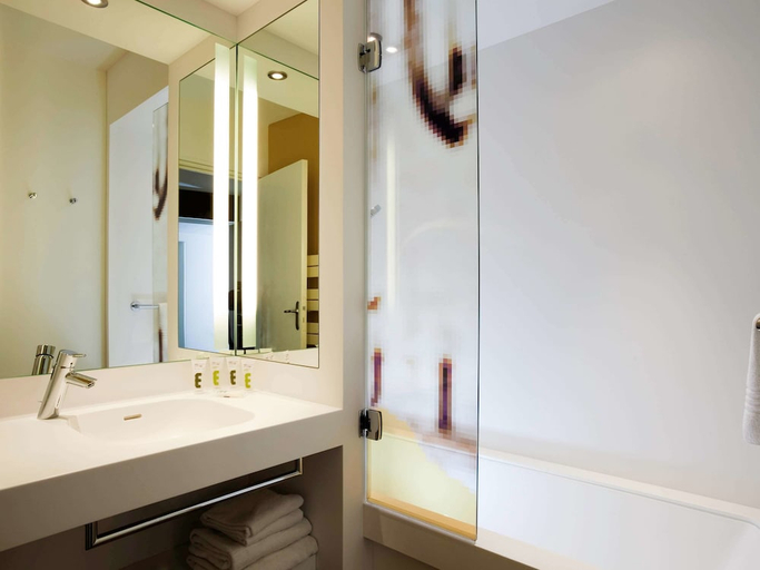 Bathroom 3, Mercure Avignon Centre Palais des Papes Hotel, Vaucluse