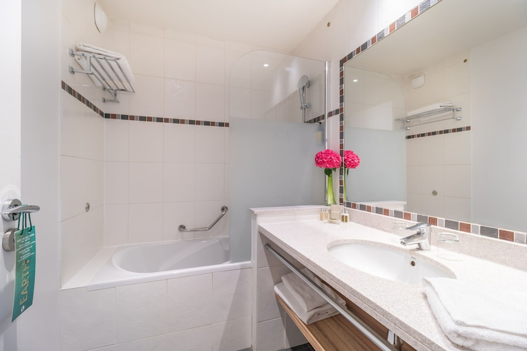 Bathroom 2, Fraser Suites Harmonie Paris La Defense, Hauts-de-Seine