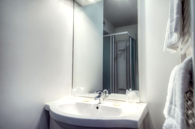 Bathroom 3, Comfort Aparthotel Besancon Hauts du Chazal, Doubs