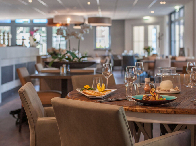 Dining 2, Modern Coastal Escape, Veere