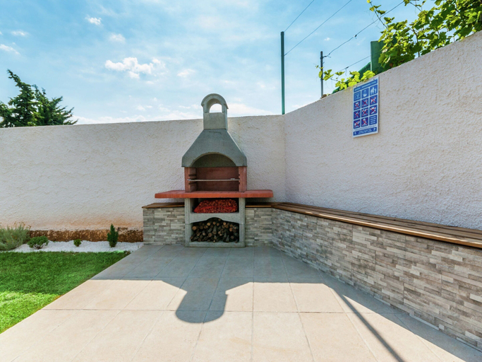 Exterior & Views 2, Comfortable Villa in Pula With Private Swimming Pool, Near the Beach, Pula