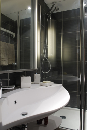 Bathroom 2, Aparthotel Adagio Aix en Provence Centre, Bouches-du-Rhône