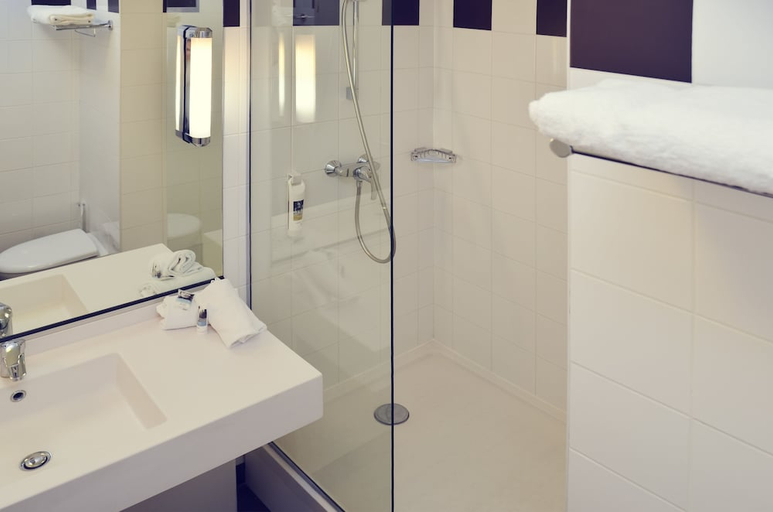 Bathroom 5, Mercure Lyon Est Chaponnay Hotel, Rhône