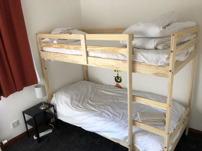 Bedroom 5, Super 2 Bedroom Flat near Dalkeith Town Center, Midlothian